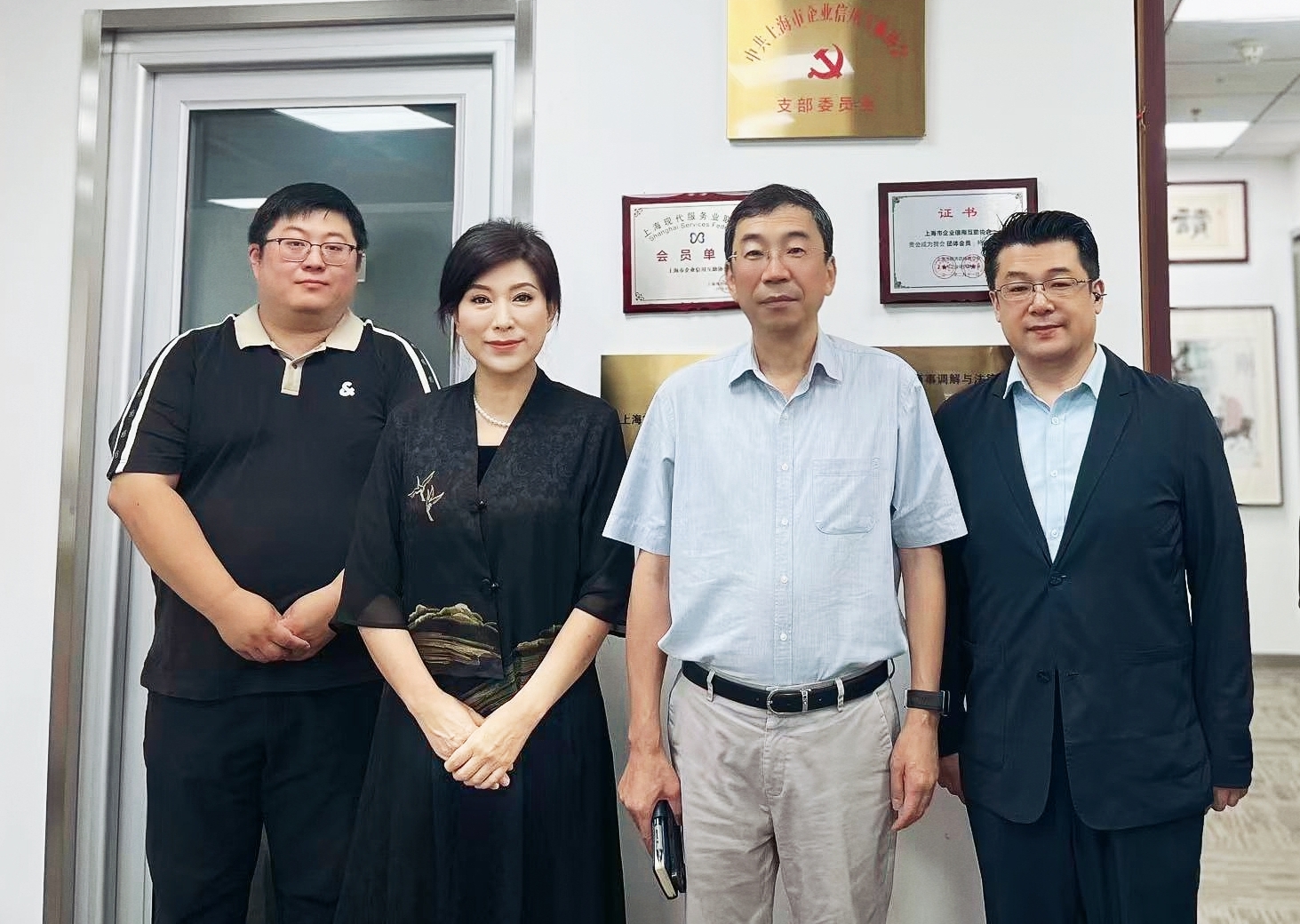 上海市经济团体联合会(市工业经济联合会)执行副会长邱平一行走访调研上海市企业信用互助协会及鸿鼎教育集团总部